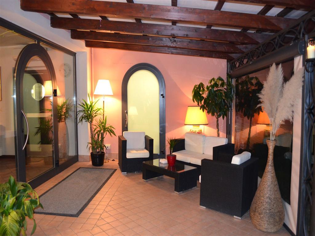 Queen Hotel سان جيوفانّي تْيَتينو المظهر الخارجي الصورة