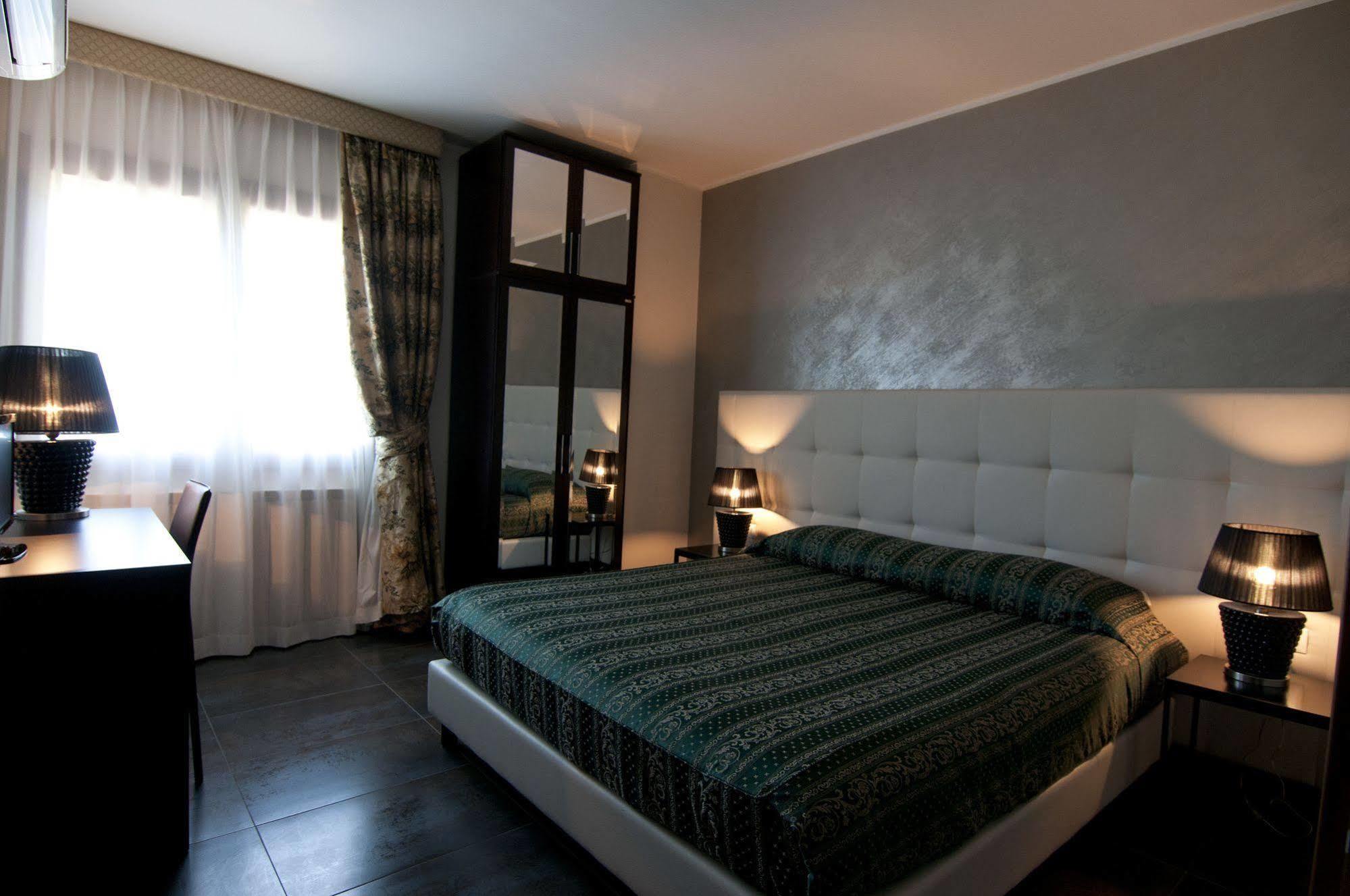 Queen Hotel سان جيوفانّي تْيَتينو المظهر الخارجي الصورة